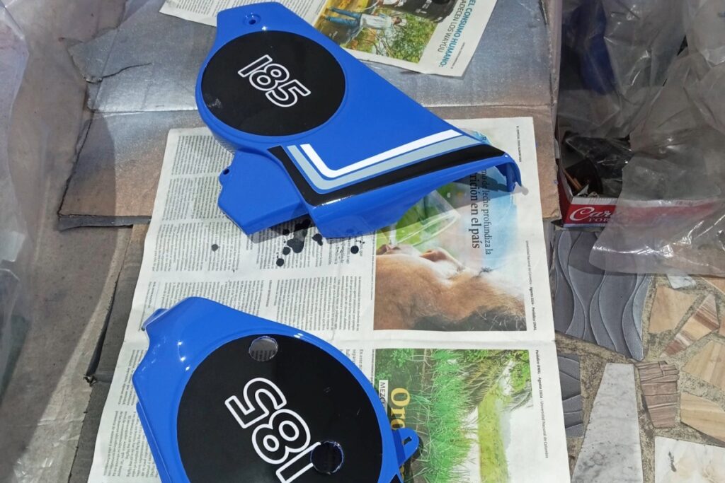 Pintura de tapas laterales moto
