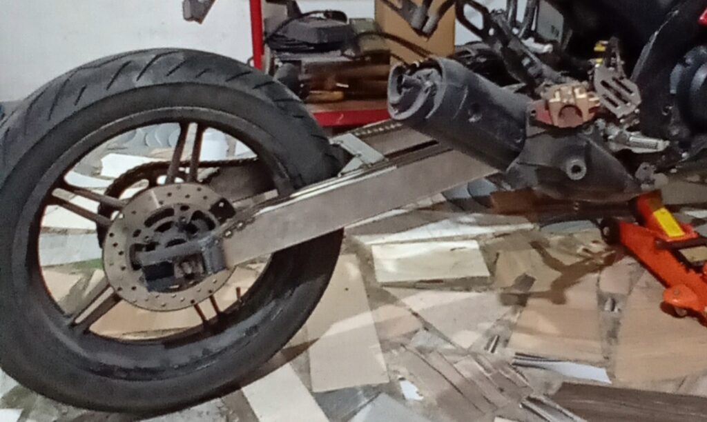 brazo basculante para motos