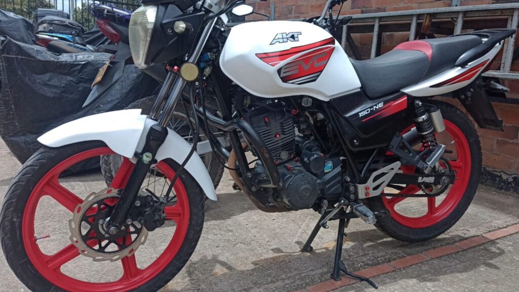 moto akt evo pintura blanco