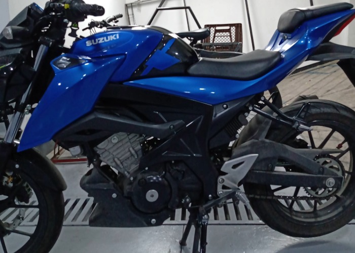 reparación de pintura moto gixxer 150