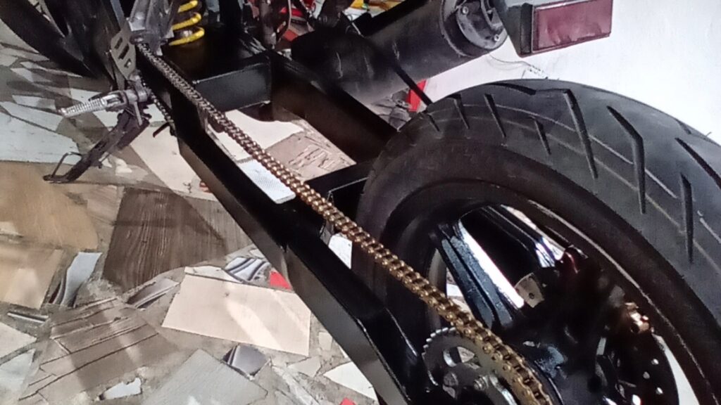 moto con tijera alargada